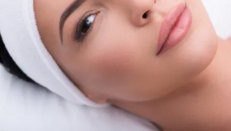 Beitragsbild für den Blogartikel "Facelifting ohne Operation mit dem „8-Punkte-Lifting“"