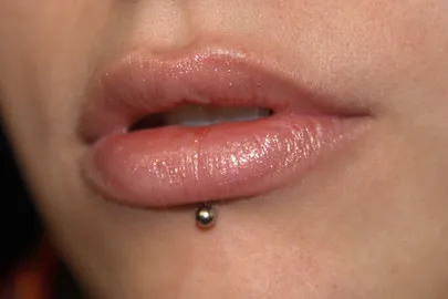 Beitragsbild für den Blogartikel "Piercinglöcher und ausgerissene Ohrlöcher verschließen"