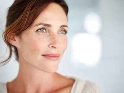 Bild einer selbstbewussten Frau Anfang 40, die sich einer Botox-Behandlung unterzogen hat.