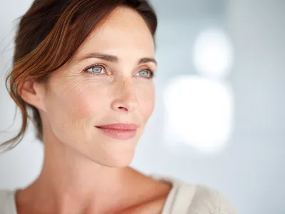 Bild einer selbstbewussten Frau Anfang 40, die sich einer Botox-Behandlung unterzogen hat.