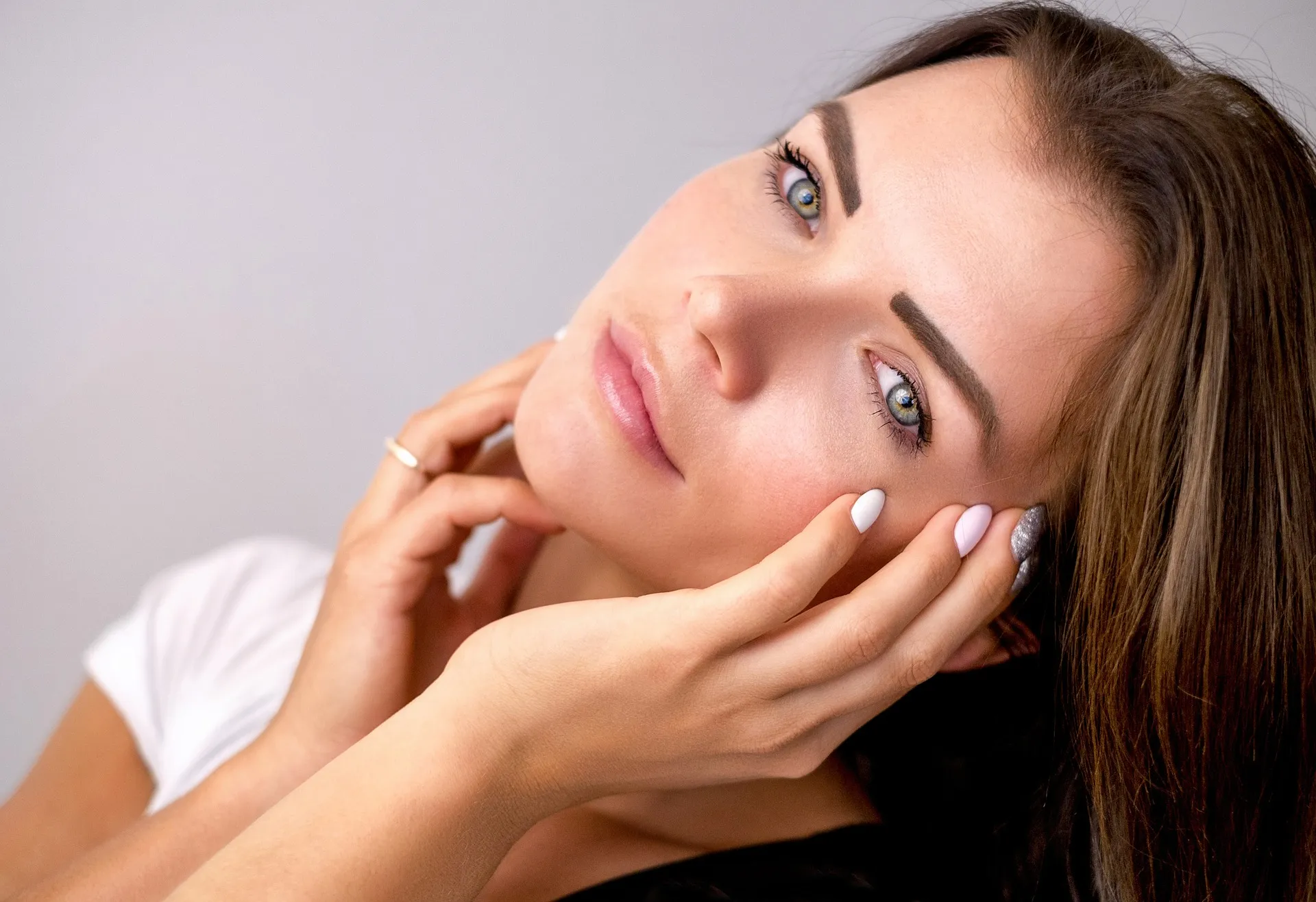Beitragsbild für den Blogartikel "Hautverbesserung mit Restylane Hyaluron Skinbooster und Microneedling"