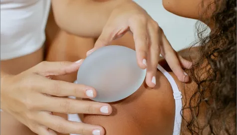Beitragsbild für den Blogartikel "Brustvergrößerung mit Motiva Ergonomix & Ergonomix2 Implantaten"