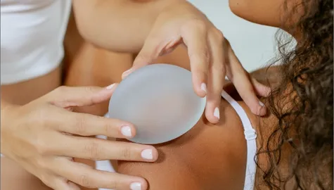 Beitragsbild für den Blogartikel "Brustvergrößerung mit Motiva Ergonomix & Ergonomix2 Implantaten"