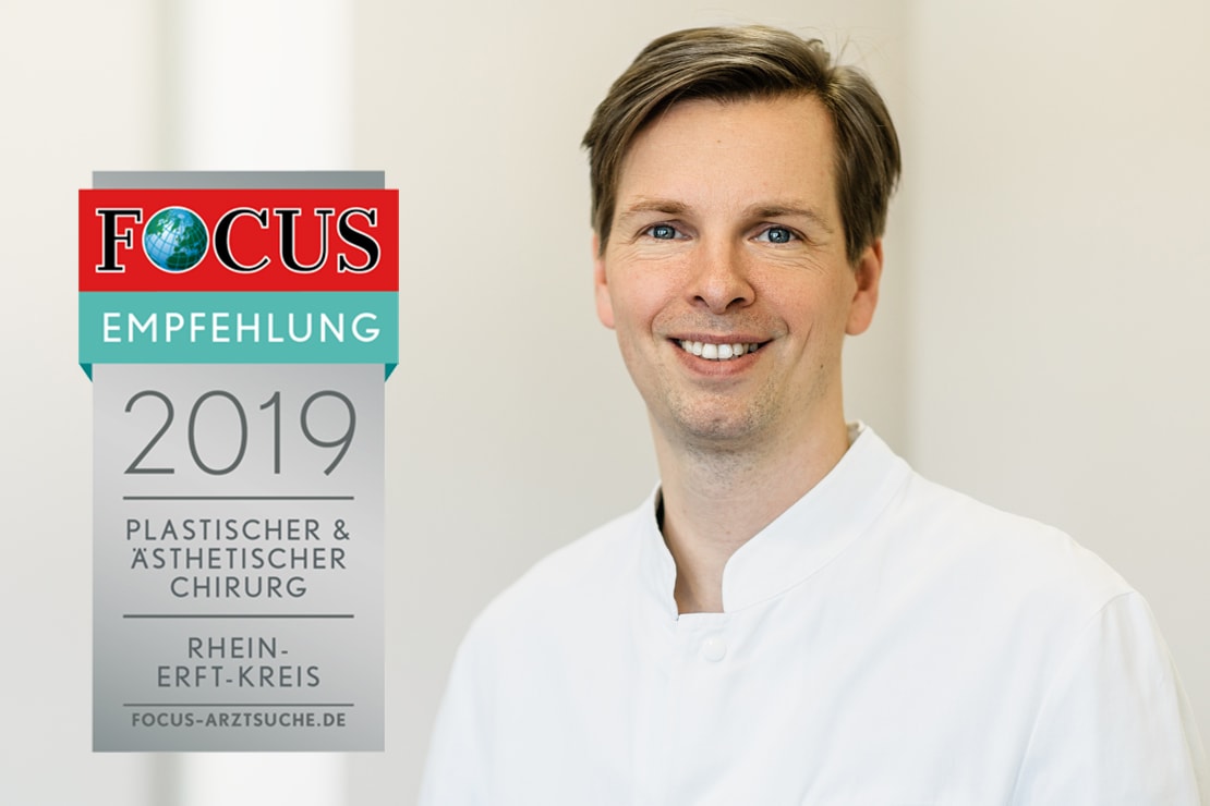 Dr. med. Rossbach mit seiner Auszeichnung des Focus Magazins als empfohlener Plastischer und ästhetischer Chirurg im Rhein-Erft-Kreis